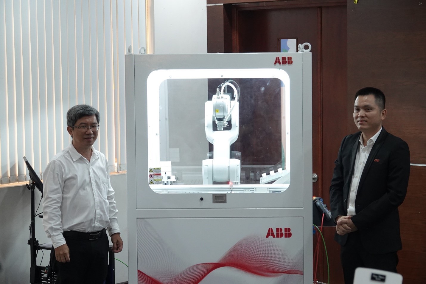 ABB VIETNAM PRESENTED AN 8-BILLION-VND ROBOT STATION TO IU